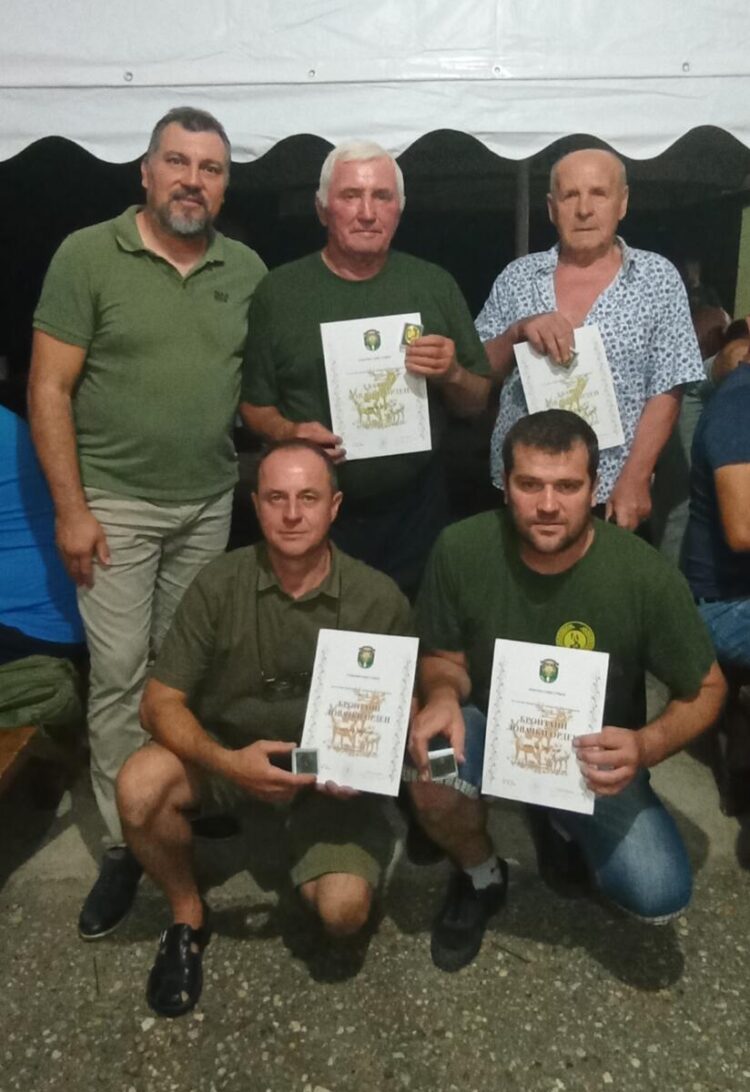 Odmenení členovia LS Zajac s predsedom obecného loveckého združenia Vladimirom Žarkovom