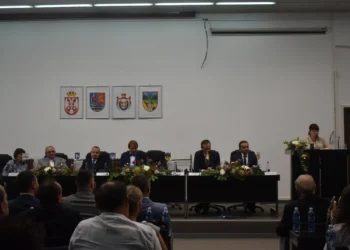 Z minuloročného prijatia v obci: predsedníčka Viera Krstovská sa prihovára hosťom zo zahraničia a domácim predstaviteľom