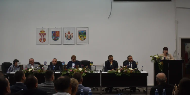 Z minuloročného prijatia v obci: predsedníčka Viera Krstovská sa prihovára hosťom zo zahraničia a domácim predstaviteľom