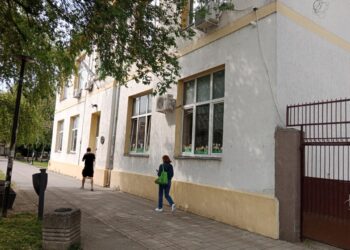 Školská budova ZŠ  hrdinu Janka Čmelíka v Starej Pazove