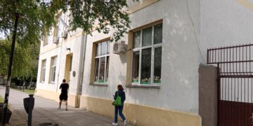 Školská budova ZŠ  hrdinu Janka Čmelíka v Starej Pazove