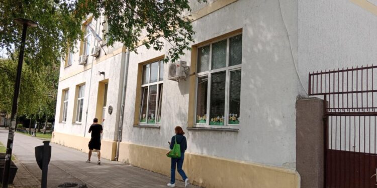 Školská budova ZŠ  hrdinu Janka Čmelíka v Starej Pazove