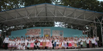 Spoločná fotografia účastníkov na záver svadby