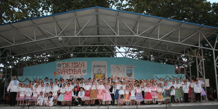 Spoločná fotografia účastníkov na záver svadby