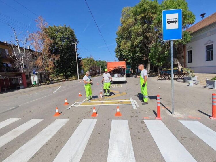 Práce na premávkovej signalizácii v centre dediny (Foto: D. Plachtinský)
