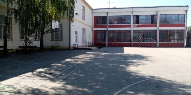 Školský dvor ZŠ hrdinu Janka Čmelíka v Starej Pazove