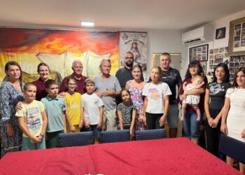Spoločná fotografia na pamiatku (foto: Ochotnícke divadlo Pepu Krstu v Surduku)