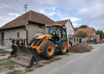 Vykonávatelia prác zasahujú na mieste havárie vodovodu v Ulici Ledine