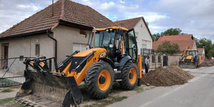 Vykonávatelia prác zasahujú na mieste havárie vodovodu v Ulici Ledine
