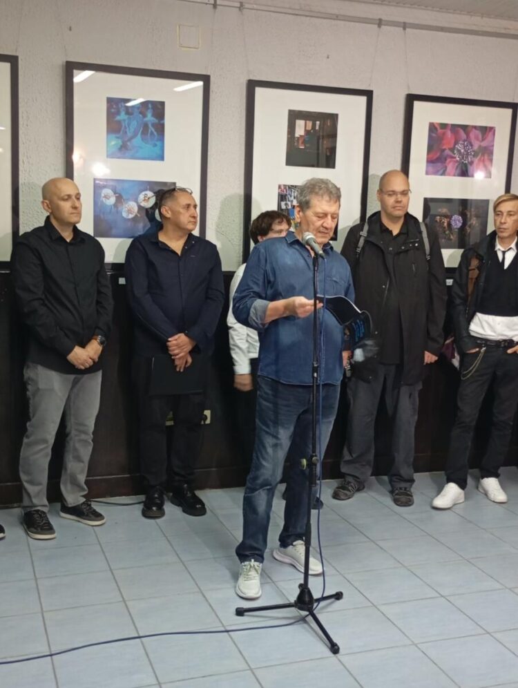 Výstavu fotografií otvoril vedúci Galérie SND Michal Madacký