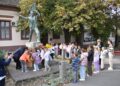 Žiaci položili kytice kvetov k pamätníku a minútou ticha si uctili pamiatku padlých bojovníkov