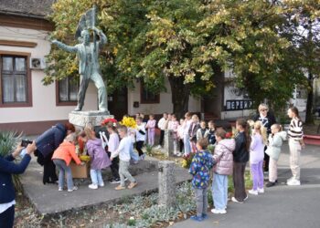 Žiaci položili kytice kvetov k pamätníku a minútou ticha si uctili pamiatku padlých bojovníkov