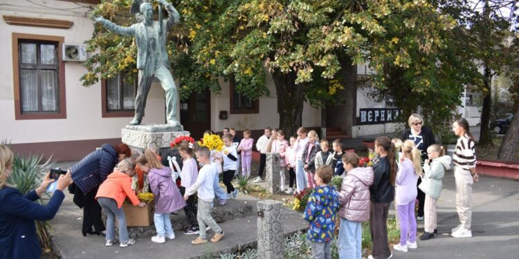 Žiaci položili kytice kvetov k pamätníku a minútou ticha si uctili pamiatku padlých bojovníkov