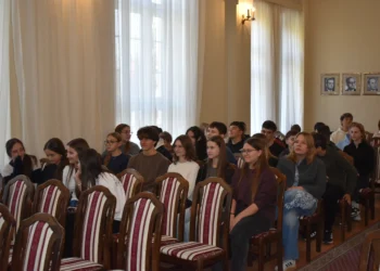 Prítomní žiaci počas návštevy predstaviteliek NRSNM