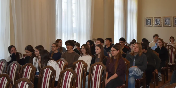 Prítomní žiaci počas návštevy predstaviteliek NRSNM