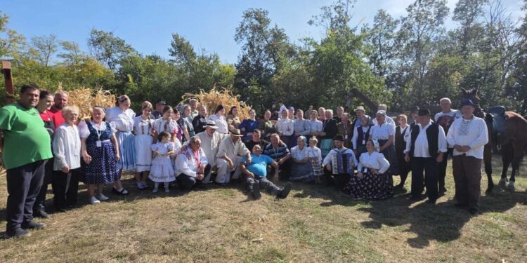 Spoločná fotografia účastníkov a organizátorov Dvora z kukurice