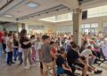 Záber z oslavy školy – žiaci, rodičia a hostia