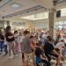 Záber z oslavy školy – žiaci, rodičia a hostia
