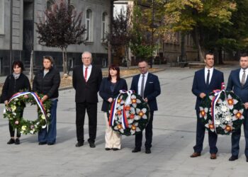 Na Námestí slobody položili vence k pamätníku padlých bojovníkov v 2. svetovej vojne