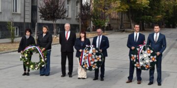 Na Námestí slobody položili vence k pamätníku padlých bojovníkov v 2. svetovej vojne