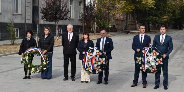 Na Námestí slobody položili vence k pamätníku padlých bojovníkov v 2. svetovej vojne