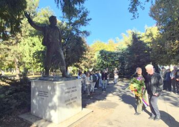 Kladenie kvetov k pomníku národného hrdinu Janka Čmelíka