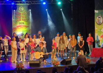 Tohtoroční účastníci festivalu s moderátorom programu