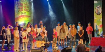 Tohtoroční účastníci festivalu s moderátorom programu