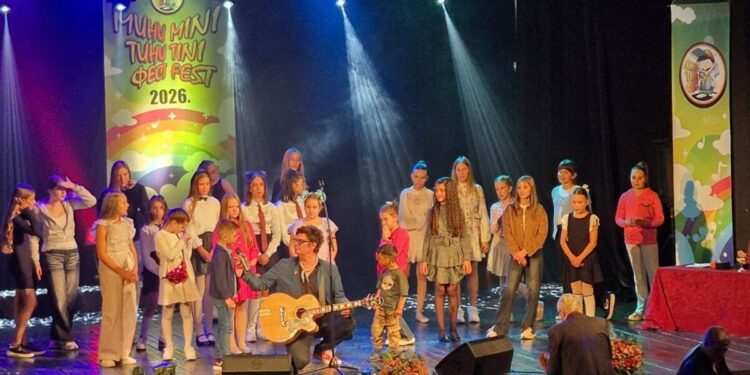 Tohtoroční účastníci festivalu s moderátorom programu