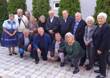 Osemdesiatnici z Kovačice s členmi Výkonného výboru Miestnej organizácie penzistov (foto: z archívu MOP Kovačica)