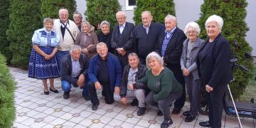 Osemdesiatnici z Kovačice s členmi Výkonného výboru Miestnej organizácie penzistov (foto: z archívu MOP Kovačica)