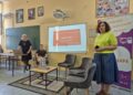 Riaditeľka gymnázia Ľudmila Rakočevićová (sprava) počas úvodnej časti stretnutia