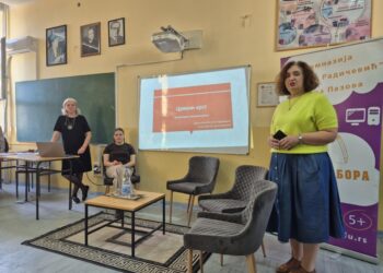 Riaditeľka gymnázia Ľudmila Rakočevićová (sprava) počas úvodnej časti stretnutia