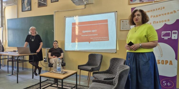 Riaditeľka gymnázia Ľudmila Rakočevićová (sprava) počas úvodnej časti stretnutia