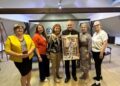 Členky združenia SenArt darovali obraz Jánovi Nemčekovi (Foto: z archívu Galérie insitného umenia)
