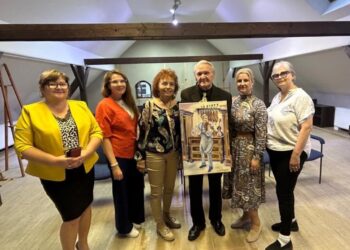 Členky združenia SenArt darovali obraz Jánovi Nemčekovi (Foto: z archívu Galérie insitného umenia)