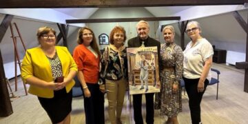 Členky združenia SenArt darovali obraz Jánovi Nemčekovi (Foto: z archívu Galérie insitného umenia)