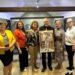 Členky združenia SenArt darovali obraz Jánovi Nemčekovi (Foto: z archívu Galérie insitného umenia)