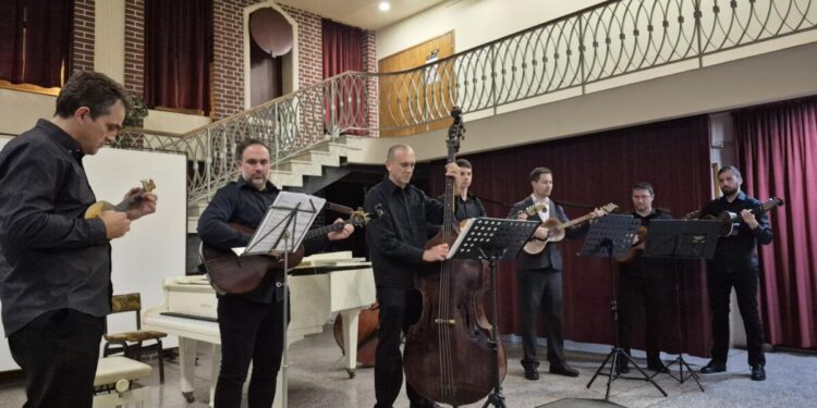 Tamburášsky orchester Ljubinka Lazića, v ktorom aktívne hrá i Stanislav Čirh